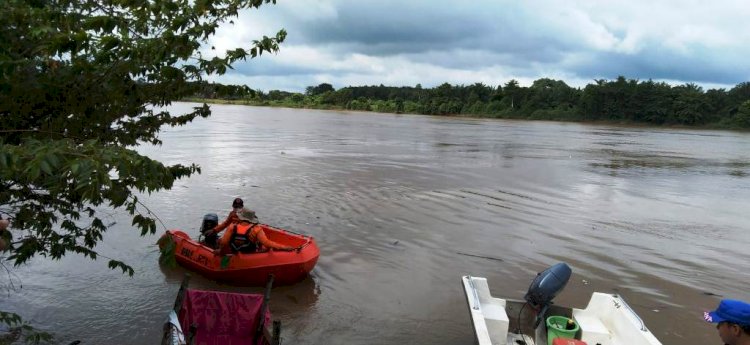 Petugas BPBD Muba melakukan pencarian seorang warga Sekayu yang hilang diduga tenggelam di Sungai Musi. (Ist/rmolsumsel.id)