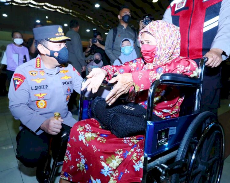 Kapolri Jenderal Listyo Sigit Prabowo berbincang dengan salah satu lansia yang akan mengikuti vaksinasi Covid-19 di Balairung Budi Utomo, Hotel Bumi Wiyata, Depok, Jawa Barat, Kamis (3/2). (Humas Polri/rmolsumsel.id)