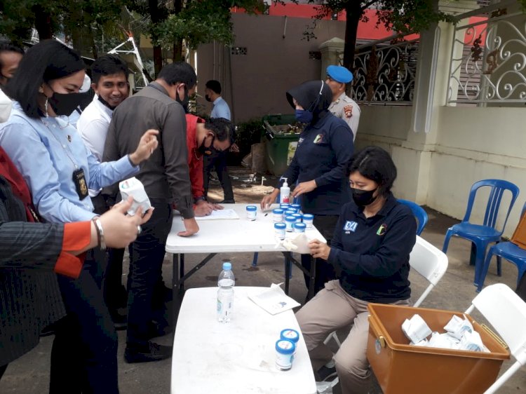 Ratusan personel Polda Sumsel lakukan tes urine secara mendadak. (Ist/Rmolsumsel.id). 