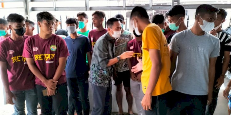 Presiden PS Palembang Ratu Dewa saat melepas tim/ist