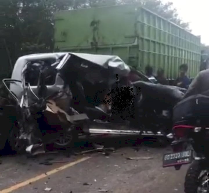 Kondisi mobil panther ringsek parah yang mengakibatkan satu orang meninggal dunia. (Istimewa/rmolsumsel.id)