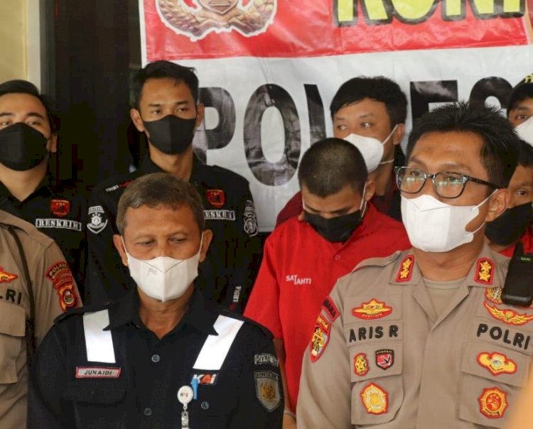 Kepala Divisi PT KAI Divre III Palembang, Junaidi bersama jajaran kepolisian saat ungkap kasus pencurian material prasarana kereta. (ist/rmolsumsel.id)