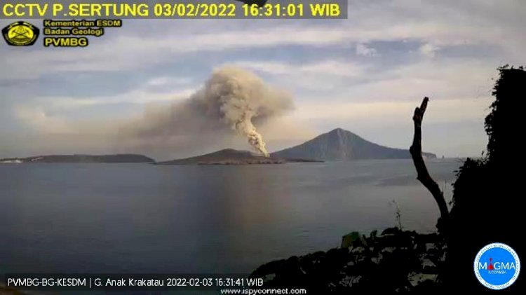 Pantauan Gunung Anak Krakatau (GAK) yang semburkan abu vulkanik. (Istimewa/rmolsumsel.id)