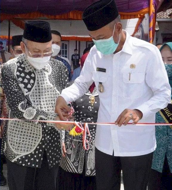 Hakim MK Wahiduddin Adams bersama Wakil Bupati OKI M Dja'far Shodiq menggunting pita peresmian PAUD Al Azam Ar Rofiah di Desa Pulau Gemantung, Kamis (3/2). (Diskominfo OKI/rmolsumsel.id)