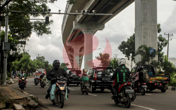 Pengendara melawan arus tertangkap kamera ETLE di Jalan Kolonel H Burlian, Palembang. (Humaidy Kenedy/rmolsumsel.id)