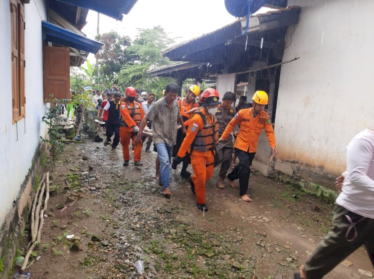 Evakuasi korban yang dilakukan BPBD Muba. (Istimewa/rmolsumsel.id)