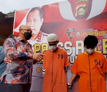 Satu dari tiga pelaku begal sepeda motor M Ari Putra (27), warga Lr Tapakning, Kelurahan 10 Ilir, Kecamatan Ilir Timur III, Palembang ditangkap tim opsnal Unit 4 Subdit 3 Jatanras Polda Sumatera Selatan (Sumsel) pimpinan AKP Nanang Supriyatna SH, di rumahnya pada Kamis (3/2) dini hari.(ist/rmolsumsel.id)   