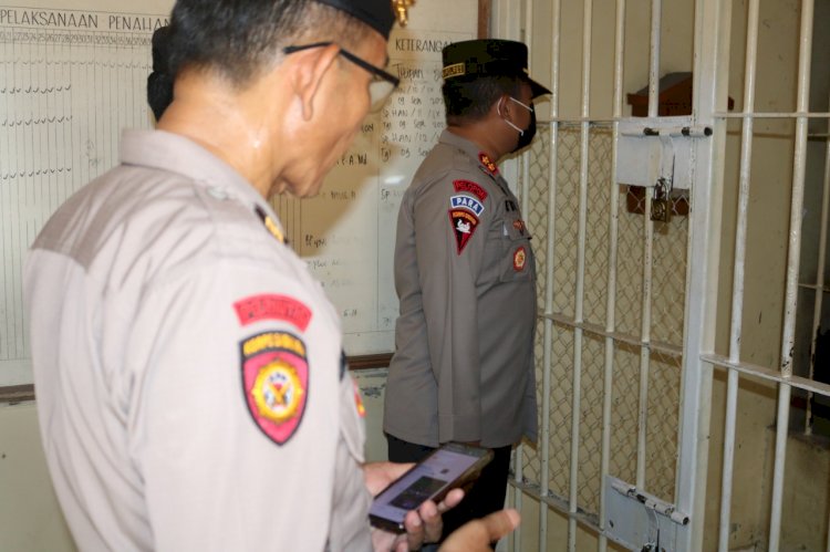 Kapolres Lahat AKBP Eko Sumaryanto saat meninjau ruang tahanan di Mapolsek Lahat. (ist/rmolsumsel.id)