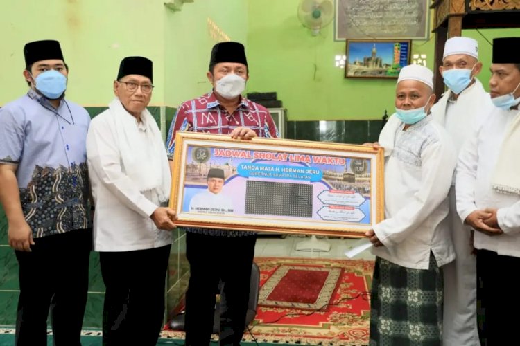 Gubernur Sumsel Herman Deru saat melakukan safari Jumat di Masjid Nurul Hidayah Desa Panca Kecamatan Air Kumbang Kabupaten Banyuasin. (ist/rmolsumsel.id)