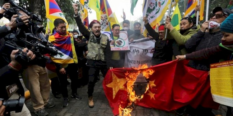 Pembakaran bendera China oleh orang-orang Tibet yang berunjuk rasa di depan Kedutaan Besar China di New Delhi, India/Net