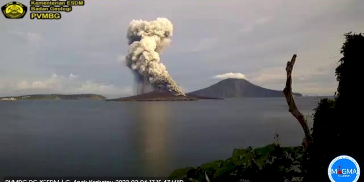 Gunung Anak Krakatau yang mengalami beberapa kali erupsi, Jumat (4/2). (Ist/Rmolsumsel.id). 