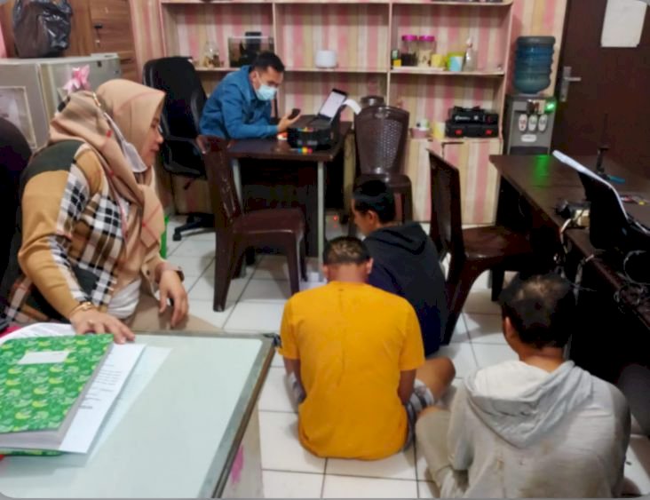 Ketiga tersangka pemerkosaan anak dibawah umur di Palembang saat menjalani pemeriksaan di Polrestabes Palembang. (Mita Rosnita/Rmolsumsel.id). 