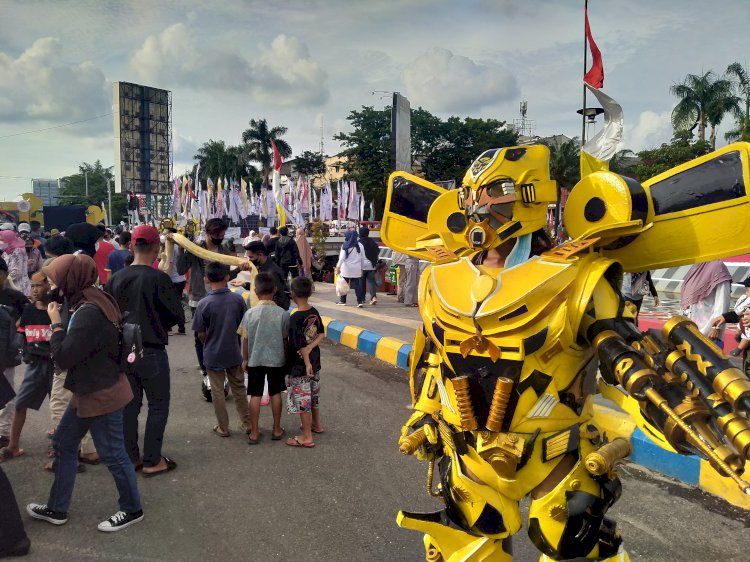 Sejumlah cosplay yang unjuk gigi di pedestrian street di Taman Sekanak Lambidaro. (Humaidy Kennedy/rmolsumsel.id)