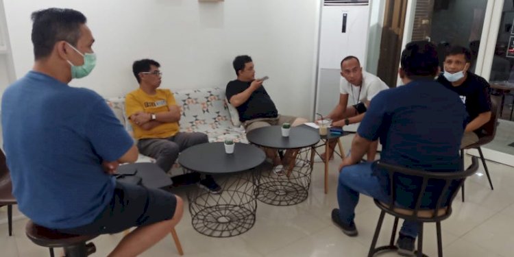 Sekjen JMSI (kaos kuning) Mahmud Marhaba saat berbincang dengan panitia HUT ke-2 JMSI di Kendari/Net