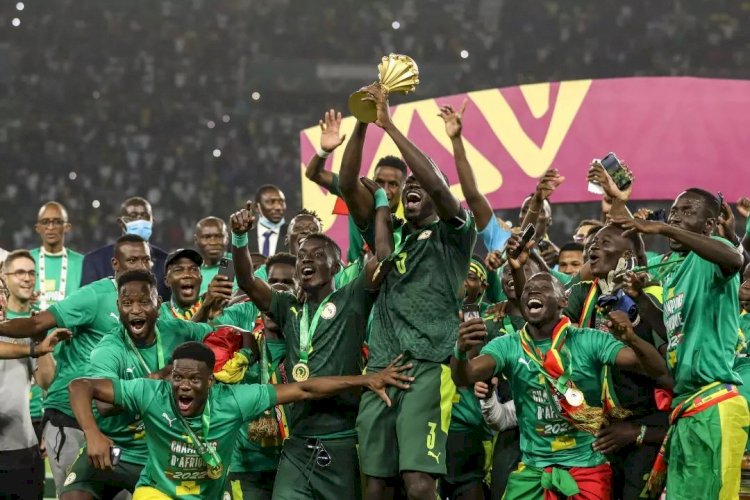 Kapten timnas Senegal Kalidou Koulibaly mengangkat trofi Piala Afrika 2021 yang dimenangkan usai mengalahkan Mesir, Senin dini hari (7/2) WIB. (Instagram/afcon2022/rmolsumsel.id)