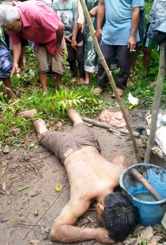 Warga berkerumun saat mendengar informasi adanya penemuan mayat di kebun karet Desa Tanjung Durian, Kecamatan Lawang Wetan, Senin pagi (7/2). (Ist/rmolsumsel.id)