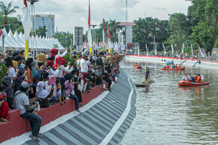 Antusiasme masyarakat saat Festival Sungai Sekanak Lambidaro. (humaidy kenedy/rmolsumsel.id)