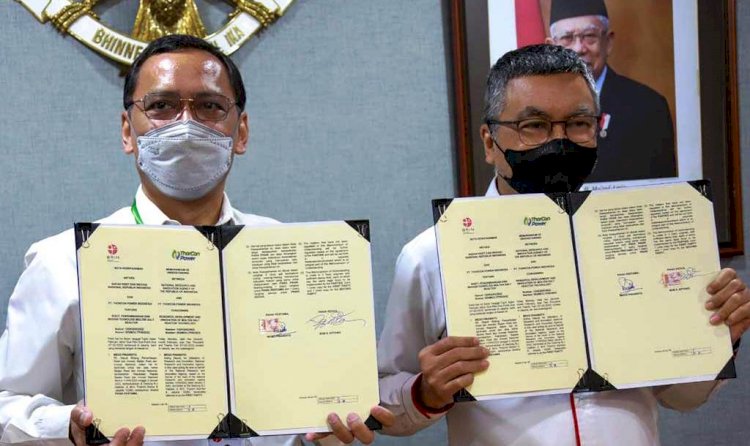 Plt Deputi Bidang Pemanfaatan Riset dan Inovasi BRIN RI  Mego Pinandito dan Chief Operating Officer PT ThorCon Power Indonesia Bob S Effendi usai penandatanganan kerja sama. (BRIN RI/rmolsumsel.id)