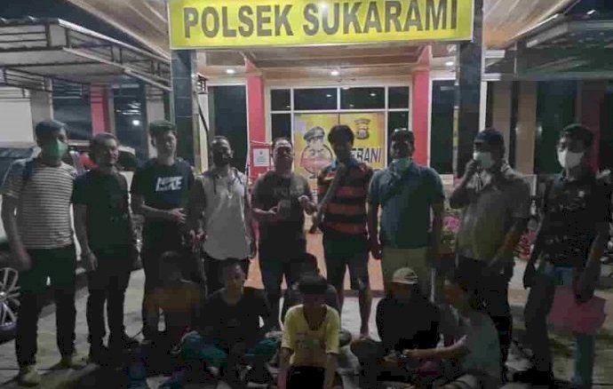 Tersangka saat ditangkap Polsek Sukarami Palembang. (Istimewa/rmolsumsel.id)