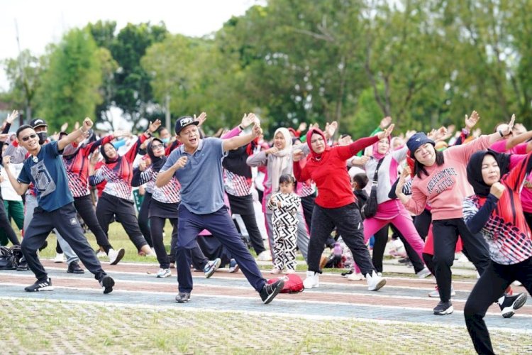 Bupati OKU Timur Lanosin, Wabup M Adi Nugraha Purna Yudha dan Ketua KORMI Sumsel Samantha Tivani mengikuti senam bersama warga Kecamatan Martapura, Kabupaten OKU Timur, Rabu (9/2). (Diskominfo OKU Timur/rmolsumsel.id)