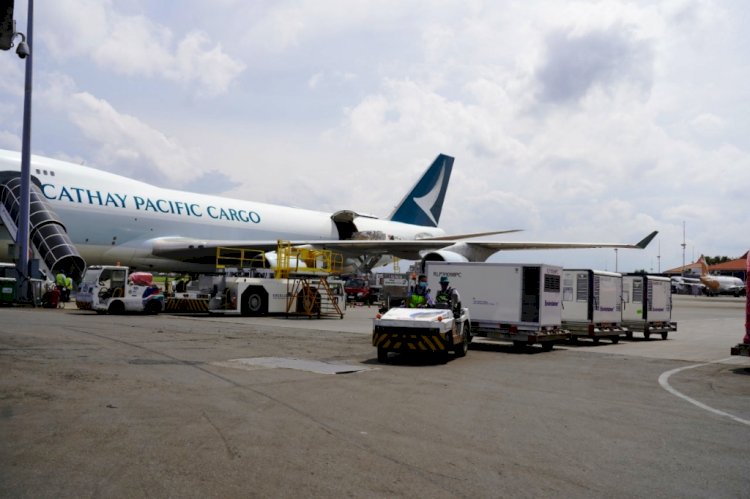 Petugas menurunkan vaksin AstraZeneca bantuan Pemerintah Australia di Bandara Internasional Soekarno - Hatta, Rabu siang (9/2). (Ist/rmolsumsel.id)