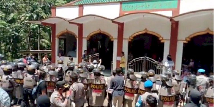 Tangkapan layar saat polisi mengepung Masjid di Desa Wadas, Kabupaten Purworejo/Repro