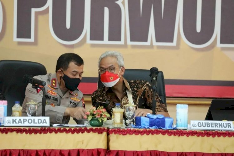Gubernur Jawa Tengah Ganjar Pranowo berdiskusi dengan Kapolda Jateng Irjen Ahmad Luthfi saat jumpa pers di Mapolres Purworejo, Rabu (9/2). (Instagram/provjateng/rmolsumsel.id)