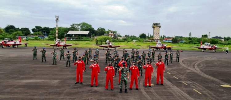 Komandan Lanud SMH Kolonel Pnb Hermawan Widhianto bersama Perwira Staf Lanud berfoto bersama dengan tim JAT TNI Angkatan Udara yang akan mengikuti Singapore Air Show 2022, Rabu (9/2).(Ist/rmolsumsel.id)