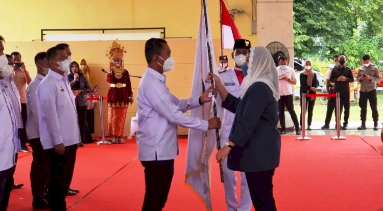 Ketua KORMI Sumatera Selatan Samantha Tivani menyerahkan pataka ke Ketua KORMI OKU Timur Dwi Seva Prastio pada pelantikan di Balai Rakyat Setda OKU Timur, Rabu (9/2). (Diskominfo OKU Timur/rmolsumsel.id) 