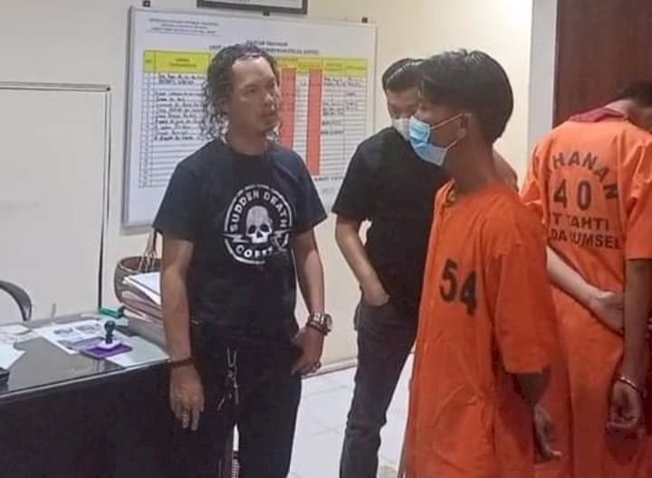 Katim Opsnal Unit 1 Jatanras Polda Sumsel Aipda Kelvin Marley bersama para tersangka pengeroyokan di SPBU Golf beberapa hari lalu yang berhasil ditangkap. (Ist/rmolsumsel.id)