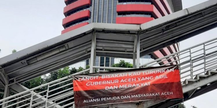 Spanduk sindiran terhadap kinerja Pemerintah Aceh muncul di salah satu JPO di Jakarta. (Ist/rmolsumsel.id)