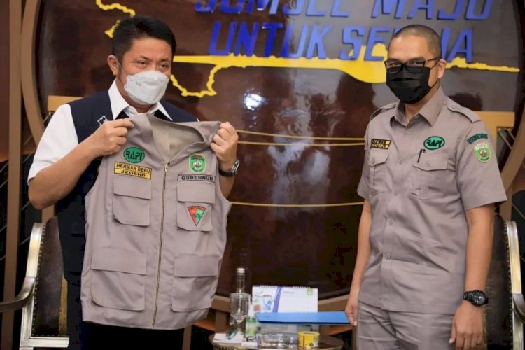Gubernur Sumsel Herman Deru menerima rompi RAPI Sumsel saat menerima audiensi pengurus RAPI Sumsel. (Humas Provinsi Sumsel/rmolsumsel.id)