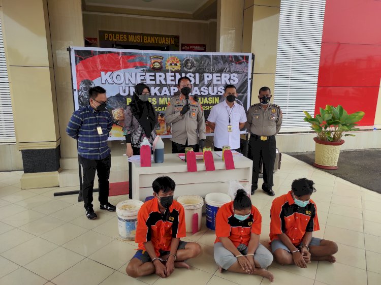 Tersangka Sri Wahyuni dihadirkan dalam konferensi pers yang dipimpin Kapolres Muba AKBP Alamsyah Pelupessy. (Amarullah Diansyah/Rmolsumsel.id). 