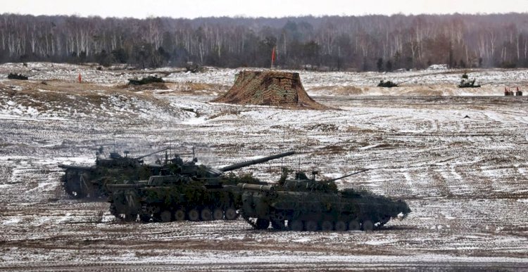 Tank milik angkatan bersenjata Rusia dan Belarusia terlibat dalam latihan gabungan di lapangan tembak di Wilayah Brest, Belarus, 3 Februari 2022. (Reuters/rmolsumsel.id)