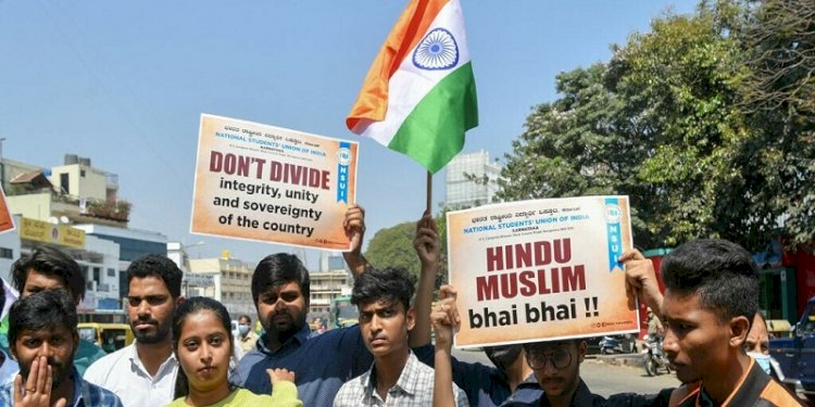 Rausan siswa di India menggelar unjuk rasa tolak larangan pakai hijab di sekolah. (Net/Rmolsumsel.id). 