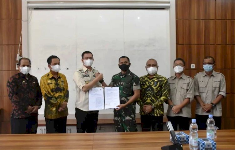 Wali Kota Pagar Alam Alpian Maskoni dan Dandim 0405 Lahat Letkol Kav Sawaf Al Amien usai penandatanganan MoU pelaksanaan TMMD. (Humas Kota Pagar Alam/rmolsumsel.id)