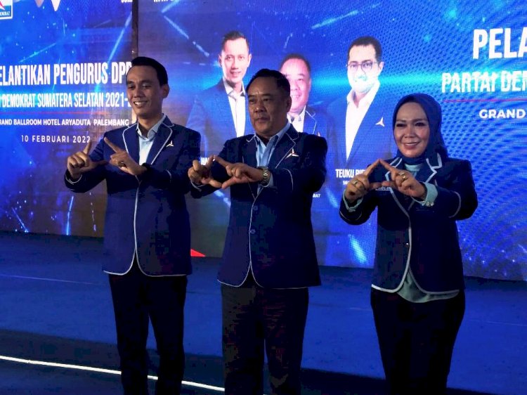 Ketua DPD Partai Demokrat Sumsel Cik Ujang didampingi Sekretaris Muchendi Mahzareki dan Bendahara Holda usai pelantikan. (Dudy Oskandar/rmolsumsel.id)