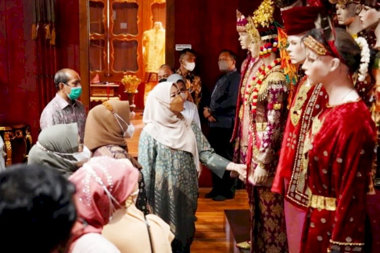 Ketua Dekranasda Sumsel Febrita Lustia melihat koleksi pakaian adat pengantin Sumsel yang ada di Anjungan Sumsel TMII. (Humas Provinsi Sumsel/rmolsumsel.id)