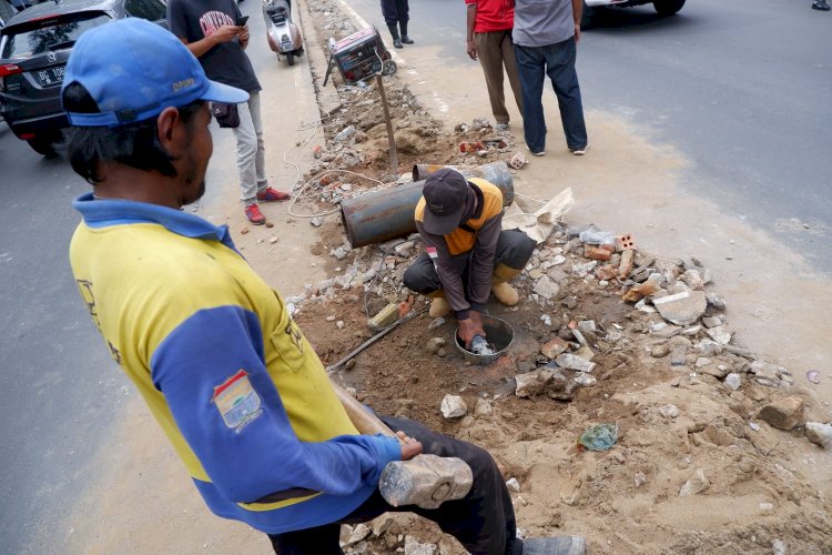 Pembongkaran pembatas jalan di Jalan POM IX Palembang. (Humaidy Kennedy/rmolsumsel.id)