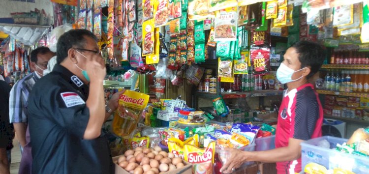 Kepala Dinas Perdagangan, Ahmad Rizali saat melakukan sidak pasar terkait pemberlakuan harga minyak goreng di pasar tradisional. (Istimewa/rmolsumsel.id)