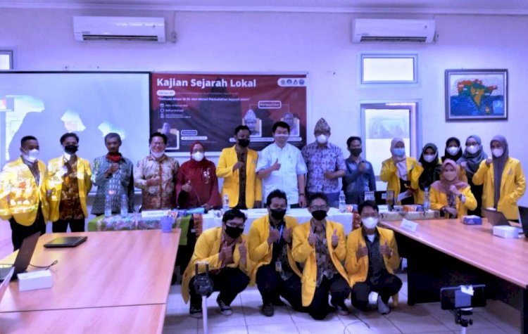 Narasumber dan peserta Kajian Sejarah Lokal berfoto bersama usai kegiatan. (Dudy Oskandar/rmolsumsel.id)