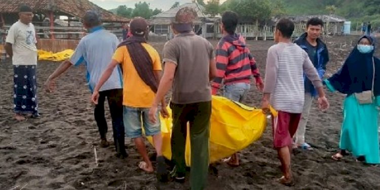 Proses evakuasi jenazah korban yang terseret ombak Pantai Payangan, Jember. (ist/rmolsumsel.id)