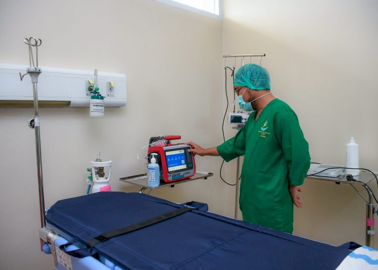 Perawat memeriksa alat monitoring bagi pasien Covid-19. (Kemenkes/rmolsumsel.id)