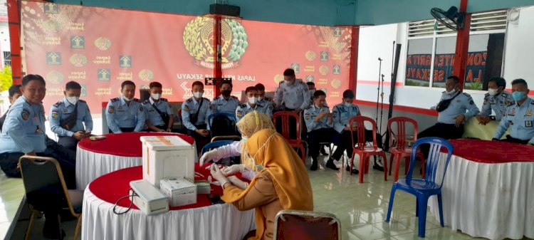 Pegawai Lapas Kelas II B Sekayu menjalani suntik vaksin dosis ketiga atau booster. (Ist/Rmolsumsel.id). 