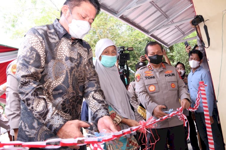 Gubernur Sumsel Herman Seru dan Kapolda Sumsel, Irjen Pol Drs Toni Harmanto saat meresmikan rumah Mak Onah yang merupakan bantuan dari Presiden Joko Widodo, Senin (14/2). (Ist). 