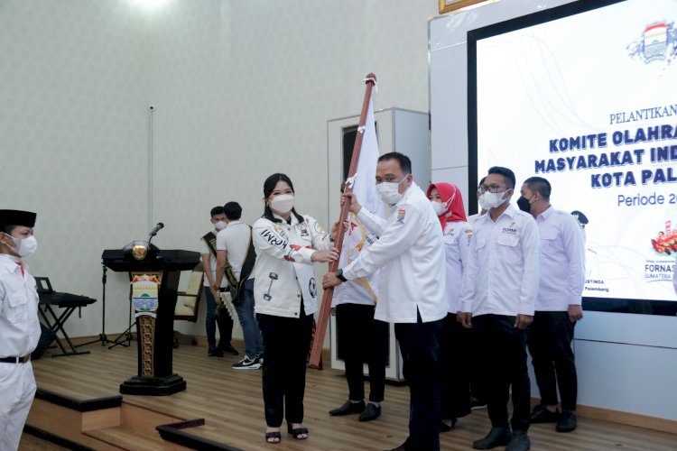 Ketua Kormi Sumsel, Samantha Tivani saat melantik langsung ketua Kormi Palembang, Zulfikar Muharrami. (Istimewa/rmolsumsel.id)