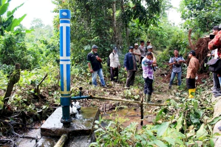 Plh Bupati OKU Edward Candra saat meninjau pompa hidram yang digunakan petani di Desa Negeri Ratu. (Diskominfo OKU/rmolsumsel.id)