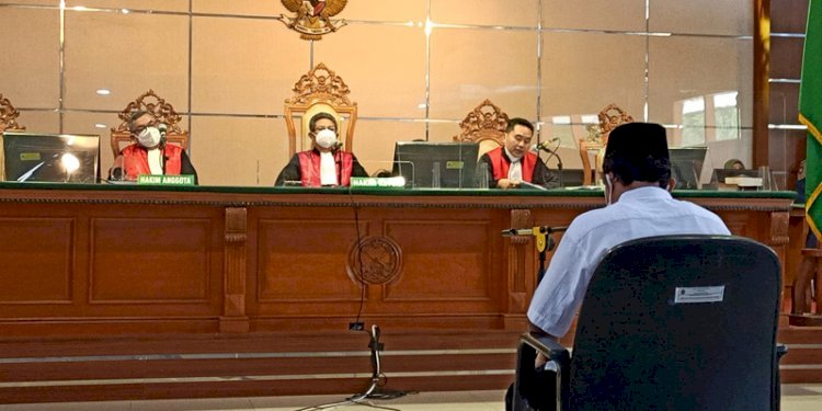 Terdakwa Herry Wirawan saat menghadiri sidang putusan di PN Bandung. Dalam putusannya hakim menjatuhi hukuman pidana seumur hidup untuk Herry Wirawan. (Ist/RmolJabar.id). 