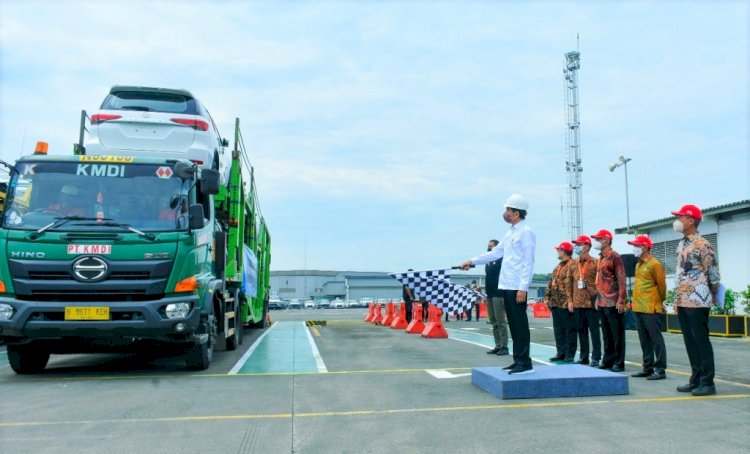 Presiden RI, Joko Widodo saat melaunching ekspor mobil ke beberapa negara. (Istimewa/net)