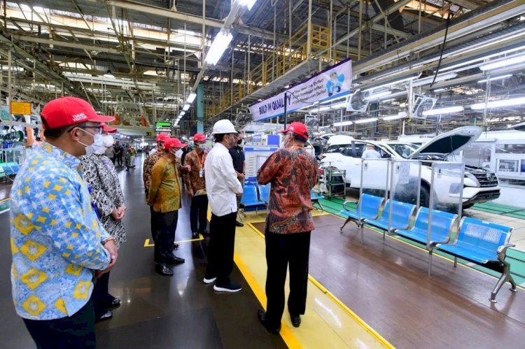 Presiden Joko Widodo meninjau pabrik PT TMMIN di Karawang, Jawa Barat, Selasa (15/2). (BPMI Setpres/rmolsumsel.id)